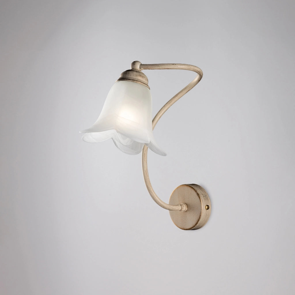 Applique in ferro laccato avorio con decorazione oro antico e diffusore in vetro diametro 14 alabastro bianco 1 luce