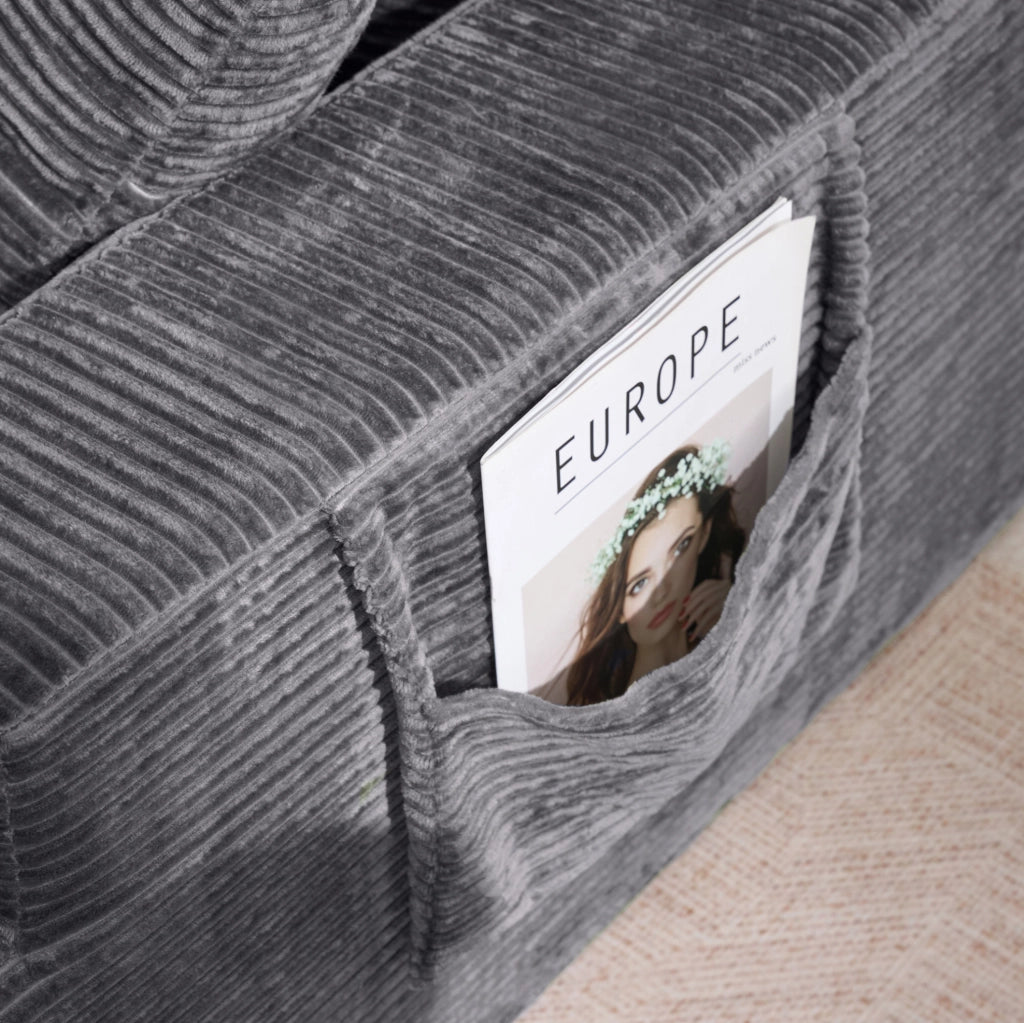 Divano compatto in velluto a coste con tasche laterali; grigio scuro