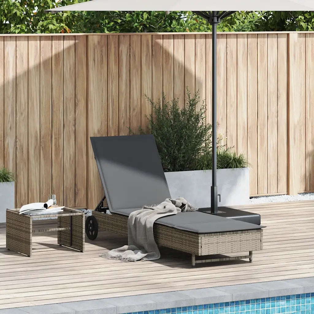 Lettino Prendisole con Ruote e Cuscino in Polyrattan Grigio 4104035