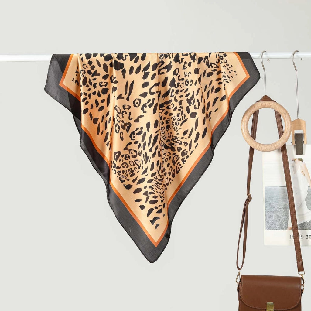Nuova sciarpa quadrata da donna in seta da 70 cm: alla moda e versatile.