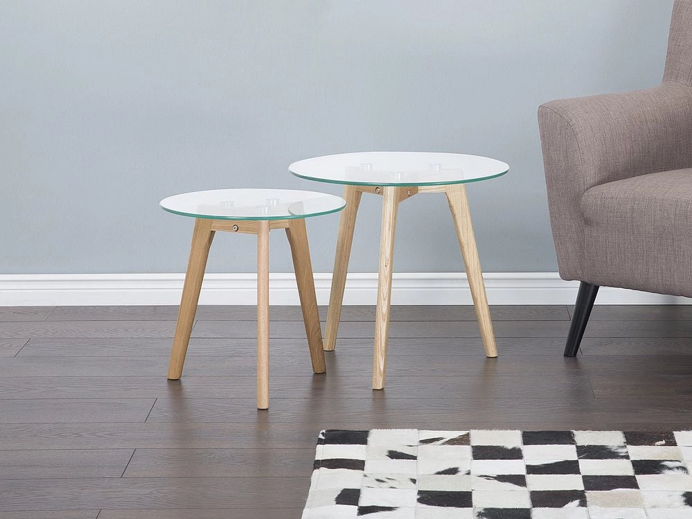 Set di 2 tavolini a nido tondi trasparenti con piano in vetro 3 gambe in legno chiaro minimalista scandinavo