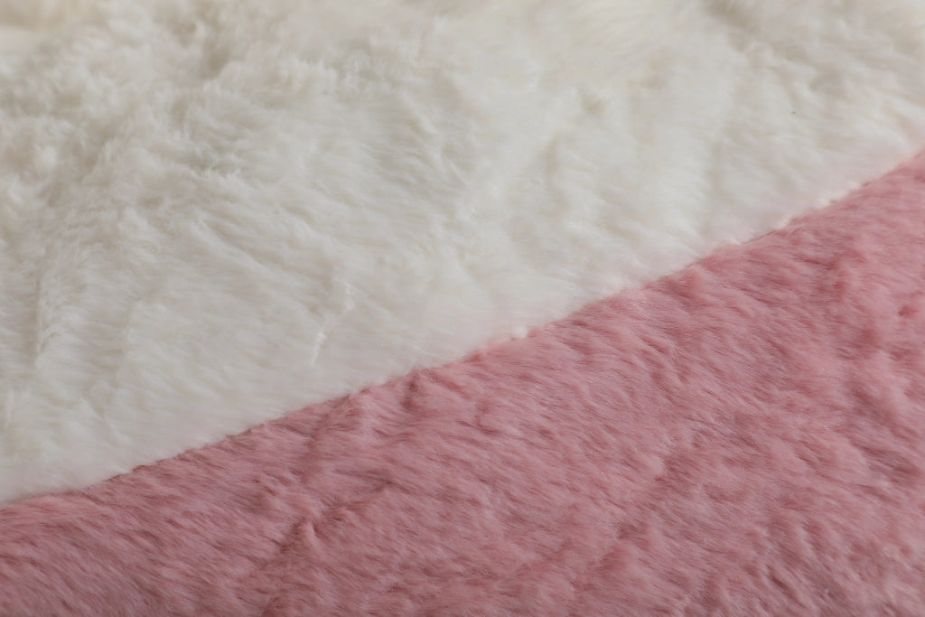 Poltrona pouf con imbottitura in schiuma sminuzzata, maniglia e base antiscivolo, in pelliccia sintetica multicolore