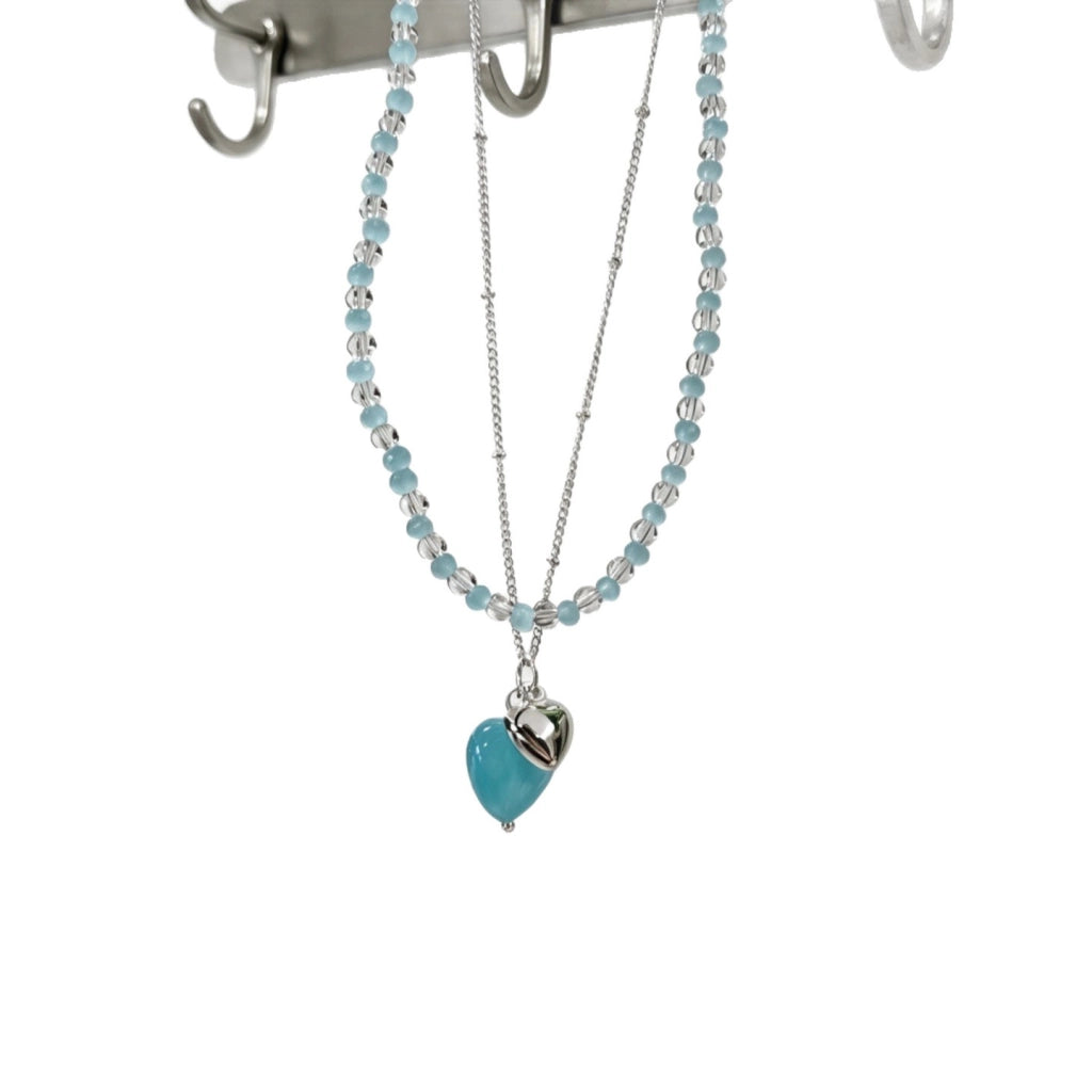 Collana girocollo a doppio strato con perline a forma di cuore blu, design unico.