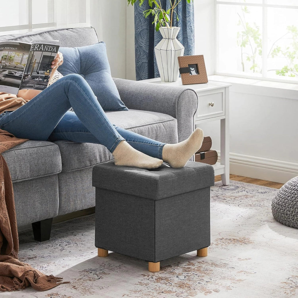 Pouf contenitore grigio scuro con gambe in legno