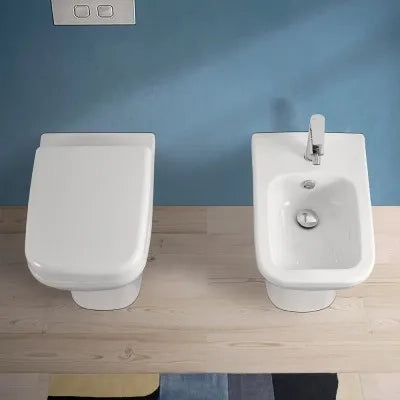Sanitari filomuro senza brida Rimless scarico universale e copriwc  Square