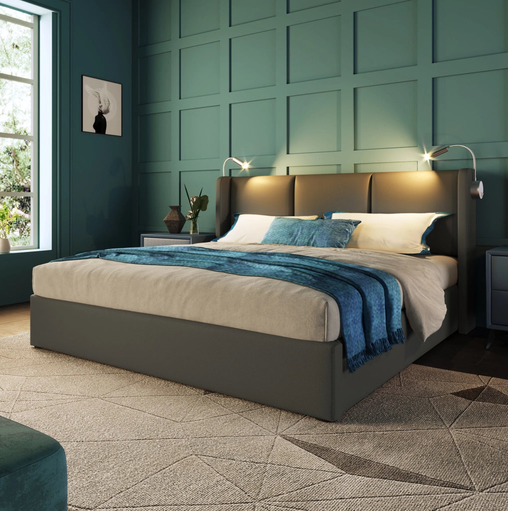 Letto matrimoniale imbottito 140x200 cm in PU grigio con testiera; luce da lettura; USB e contenitore