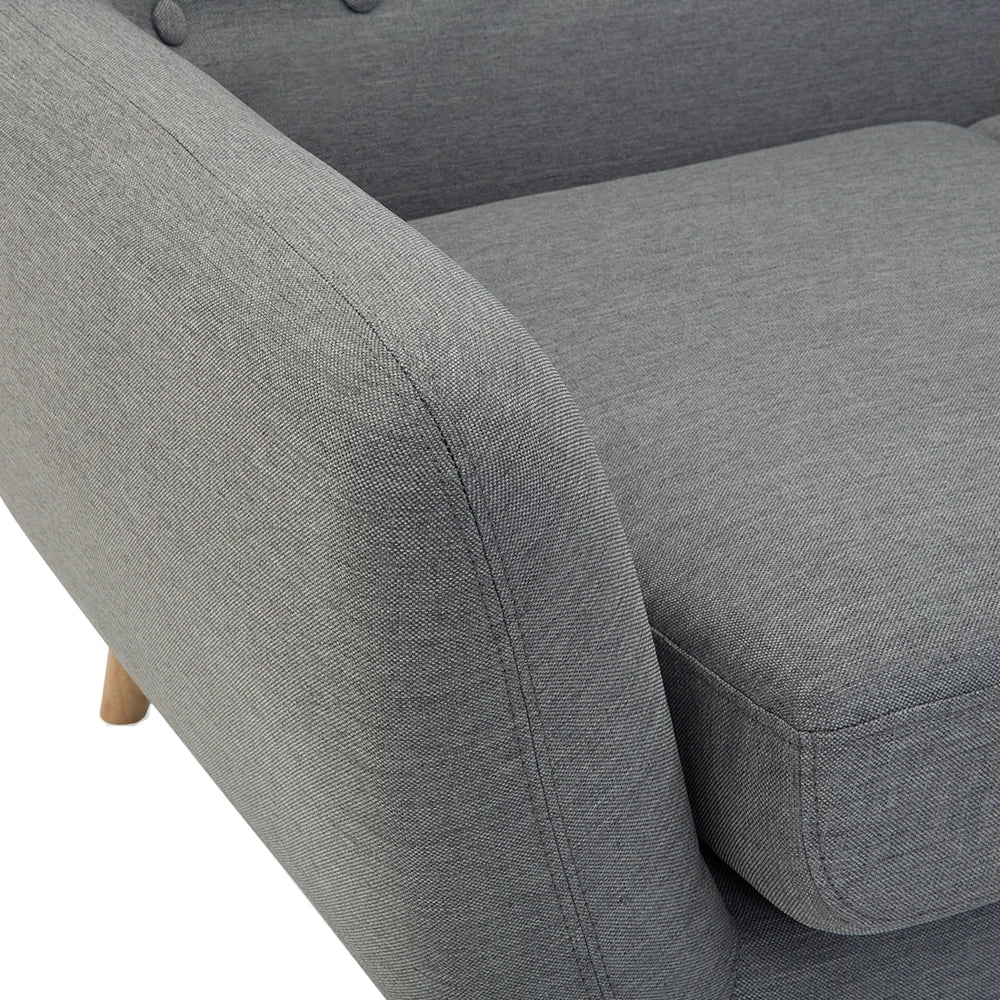 Divano a 3 posti grigio chiaro imbottito con schienale capitonnè gambe in legno chiaro spesso imbottito soggiorno minimalista scandinavo