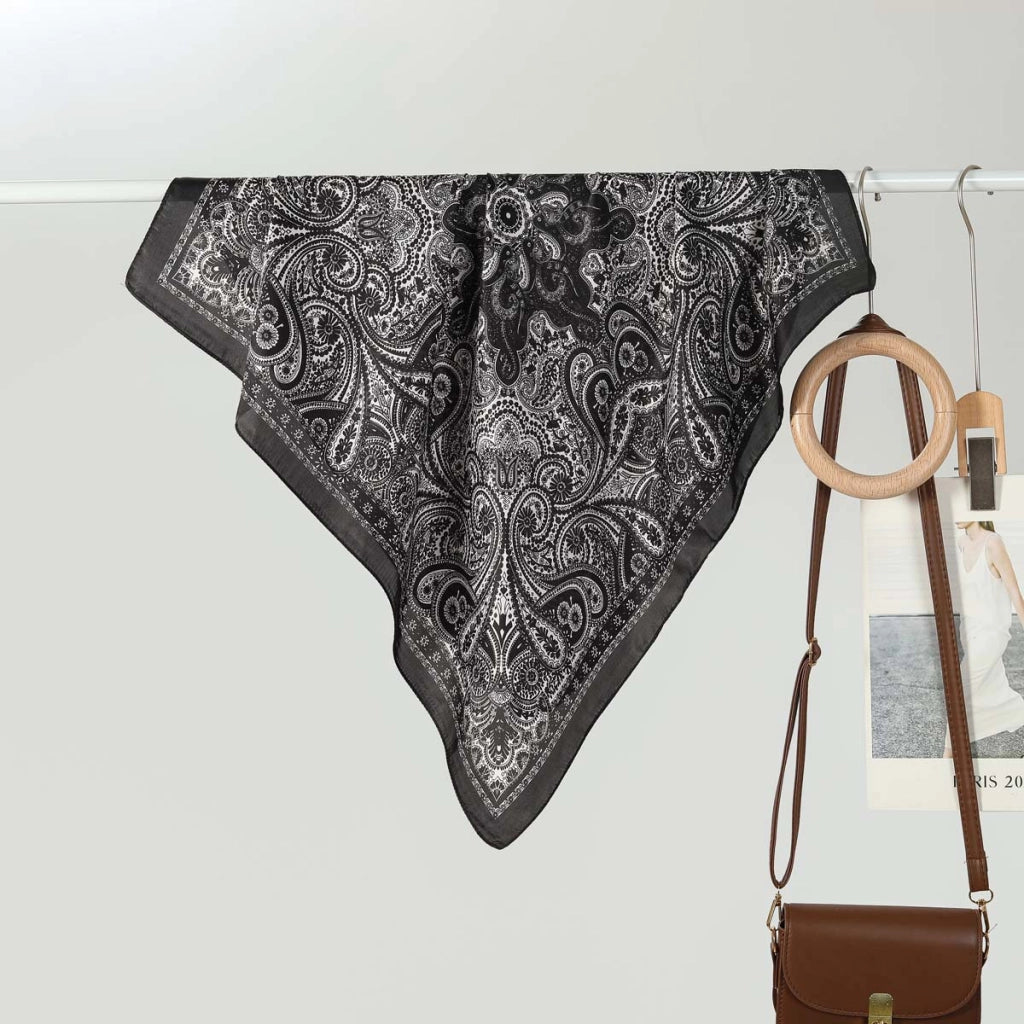 Nuova sciarpa quadrata da donna in seta da 70 cm: alla moda e versatile.