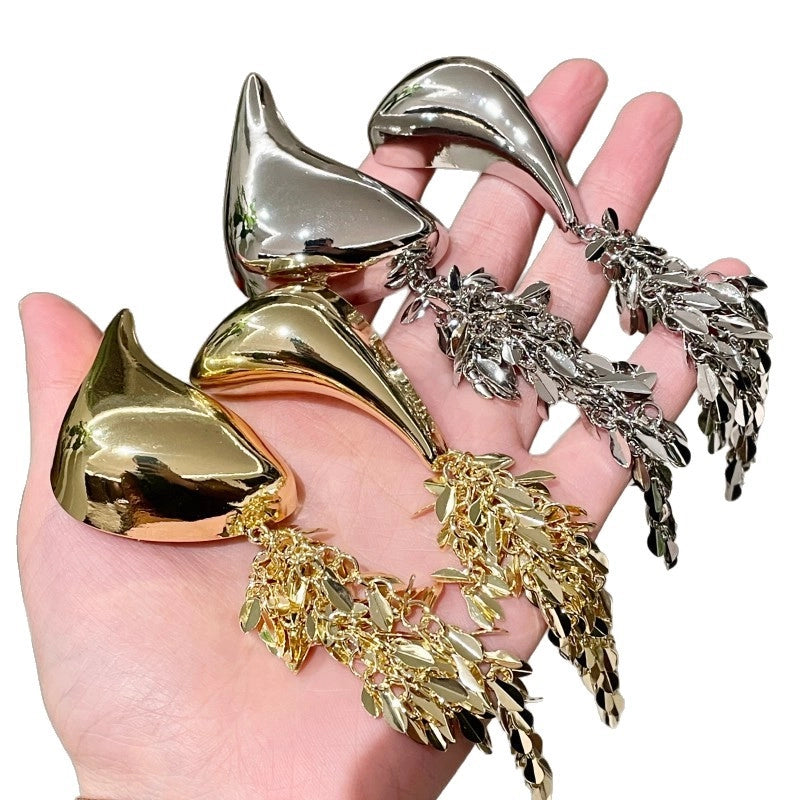 Elegante spilla dorata con nappa a forma di spiga di grano e foglia.