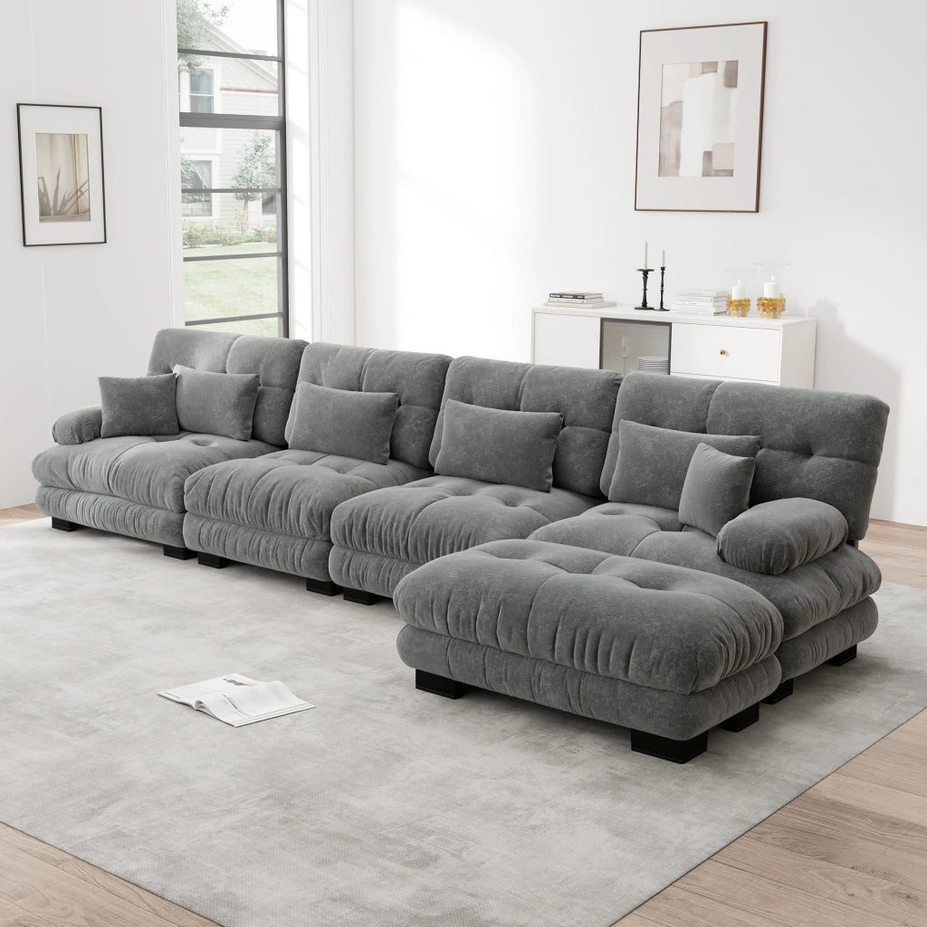 Divano angolare modulare 4 posti con ottomani mobili e cuscini decorativi effetto cloud in chenille grigio