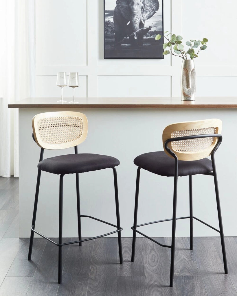 Set di 2 sedie da bar Rivestimento in poliestere nero Schienale in rattan naturale a treccia viennese Gambe in metallo nero Sgabelli senza braccioli
