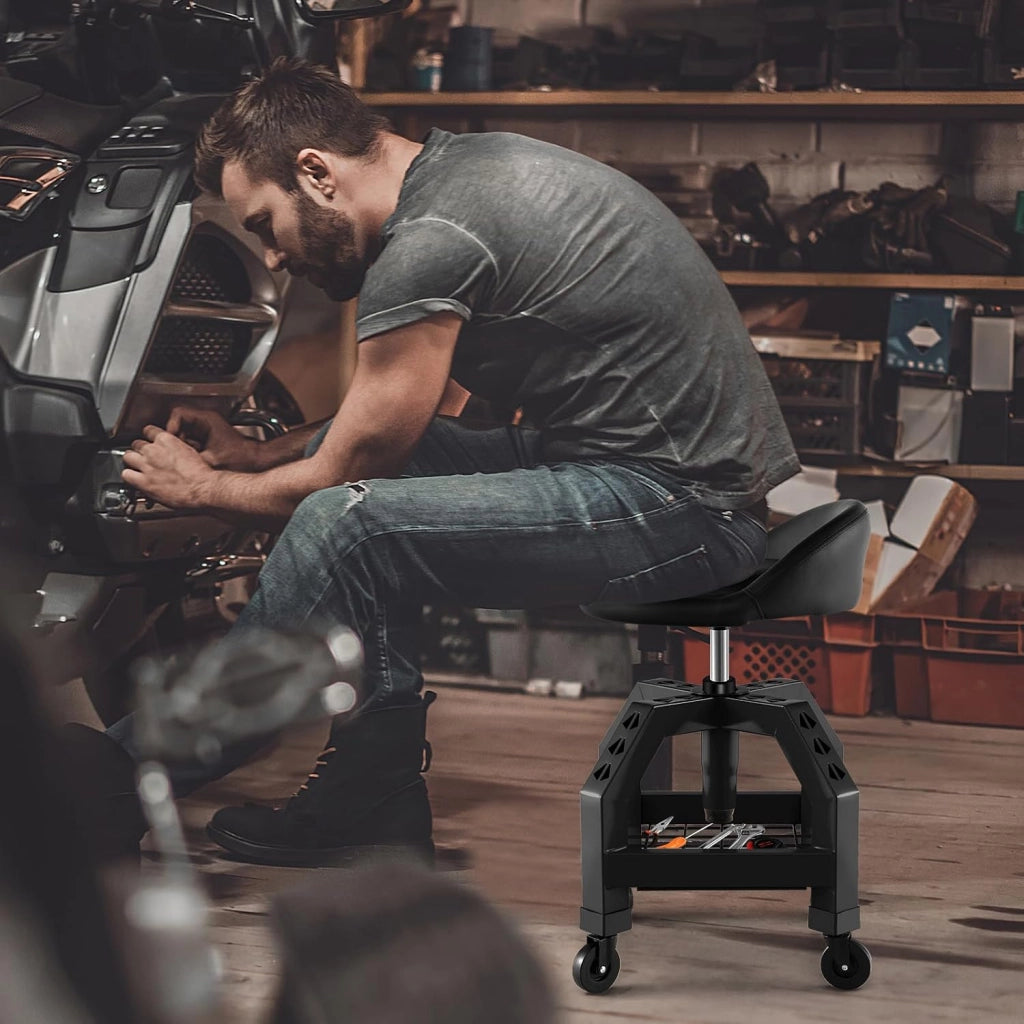 Sgabello da Officina, Sgabello Meccanico Rotante con Vassoio Porta Attrezzi, Regolabile in Altezza e 4 Ruote Universali, Capacità di 150 kg, per Garage, Officina (Nero)