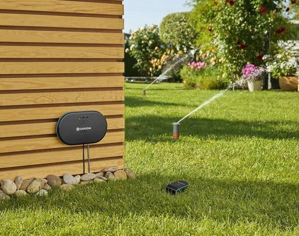 Gardena 19210-22 Kit Smart Irrigation Control Sensor Set per Controllo Irrigazione fino a 6 Zone con Sensore Umidita' e Temperatura del Suolo Compatibile con App GARDENA smart colore Nero