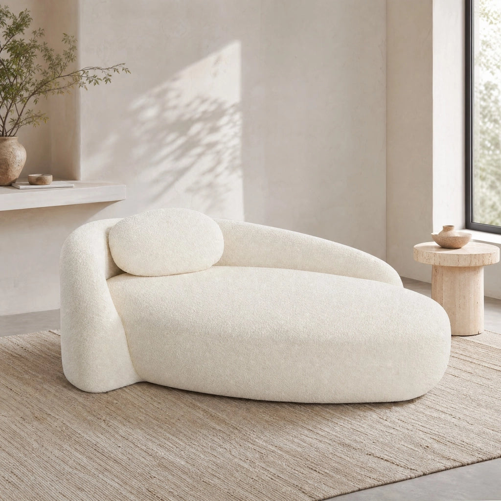 Sofa in tessuto teddy con design arrotondato; beige