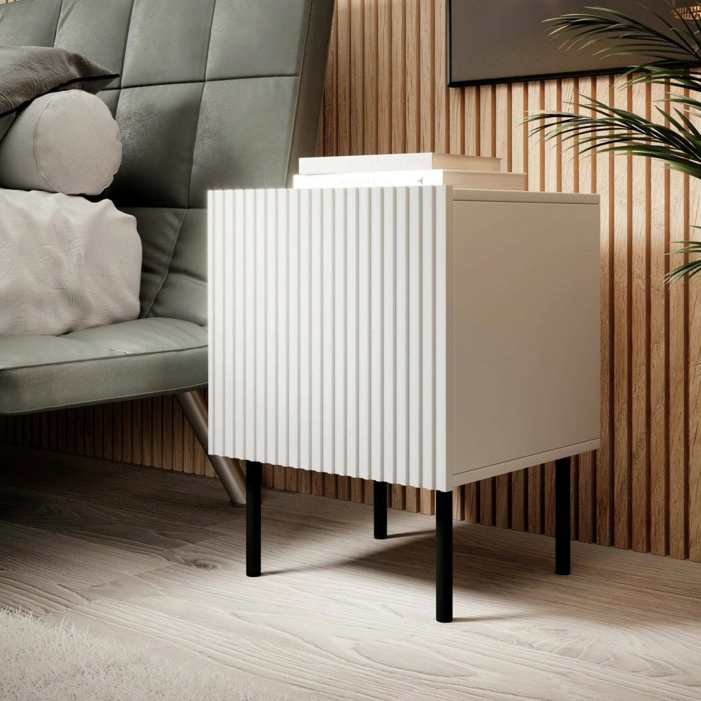Set di 2 comodini Livraga, Comò basso con anta battente e vano interno, Finitura effetto cannettato, 45x40 h51 cm, Bianco