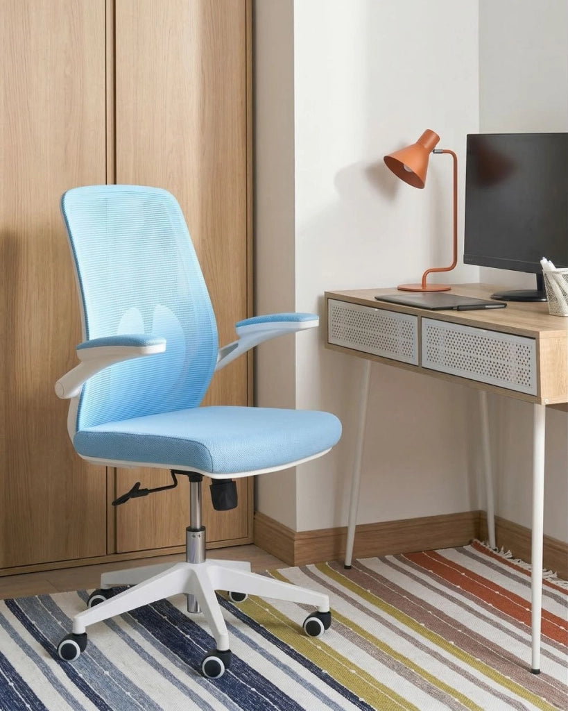 Sedia da ufficio con base girevole e braccioli regolabili in altezza con rete azzurro stile moderno