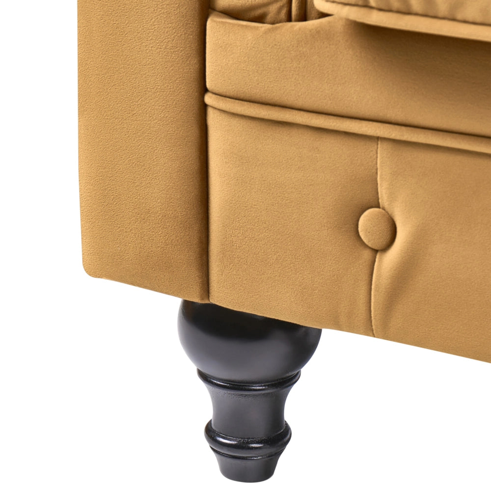 Poltrona Chesterfield Rivestimento in Tessuto Velluto oro Gambe in Legno Scuro Contemporanea