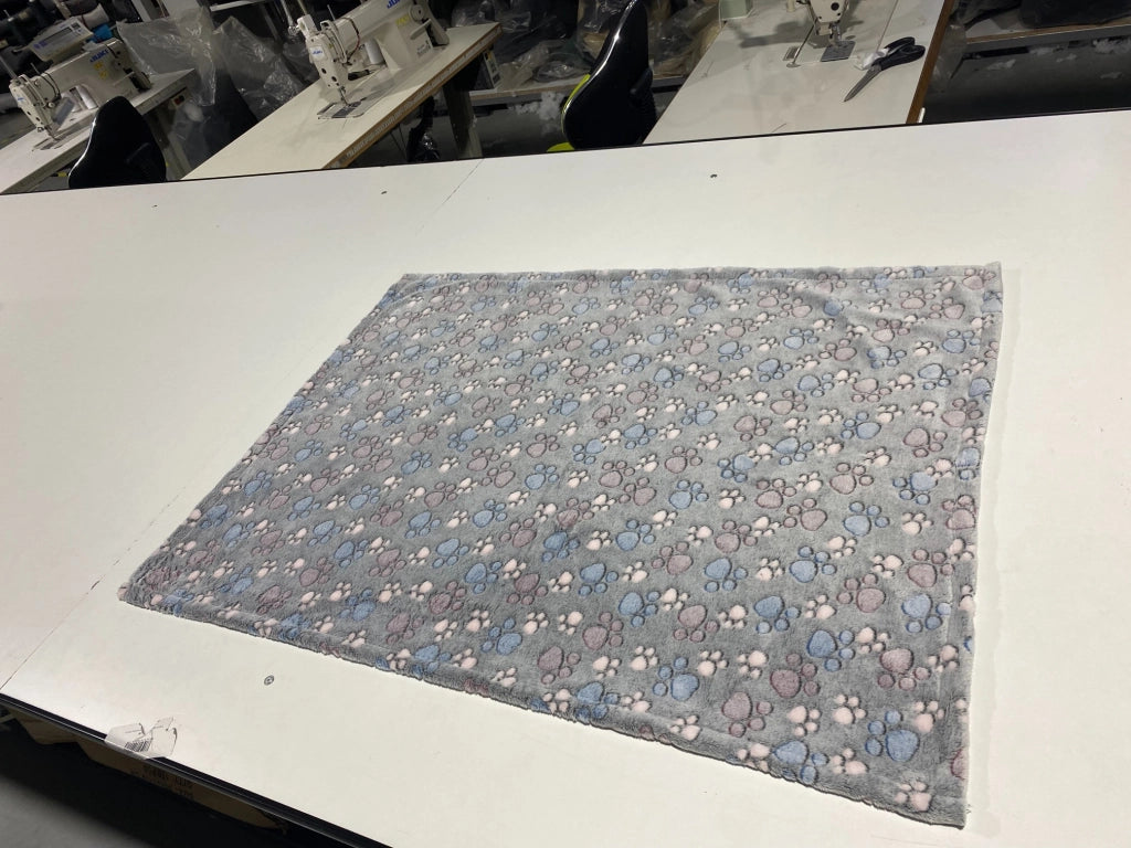AIO FACTORY Coperta in pile 70x50 cm grigia con zampe colorate Coperta per cani