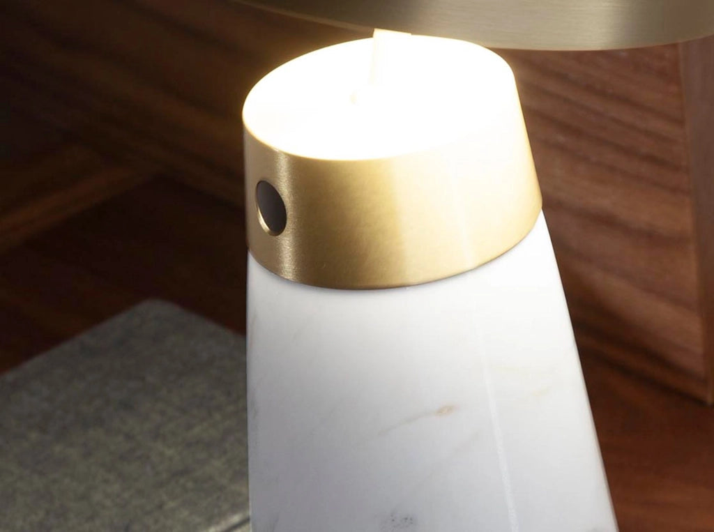 Lampada da tavolo in marmo bianco e acciaio dorato