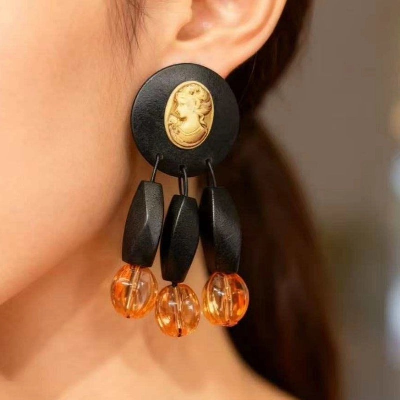 Orecchini in vetro arancione di alta gamma, ispirati allo stile vintage italiano, eleganti e raffinati.