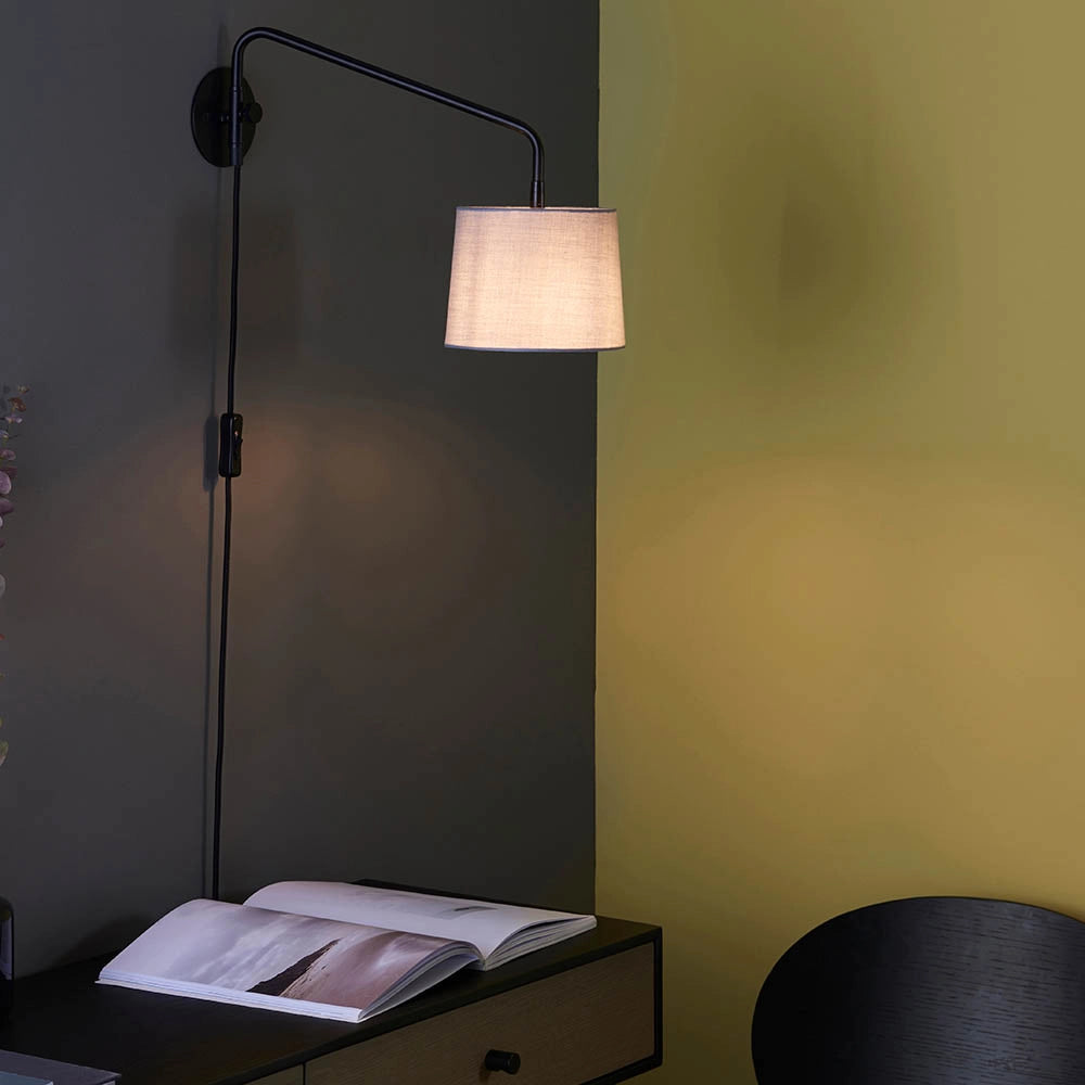 Applique moderna con paralume, braccio snodato nero E14 Endon