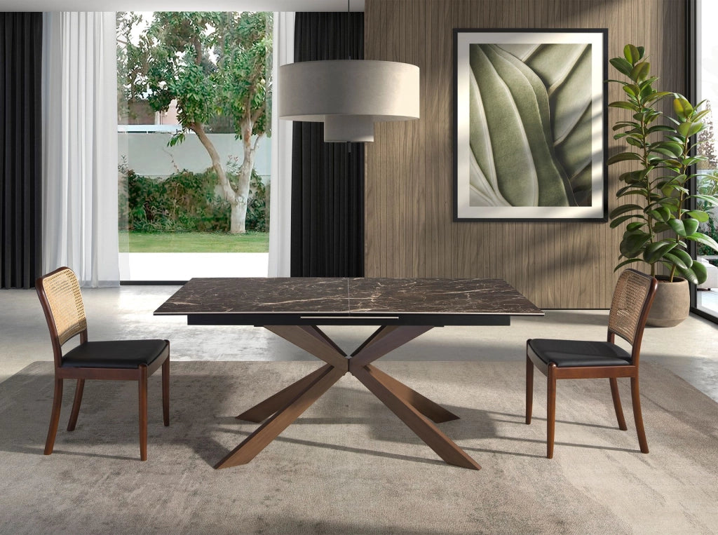 Sedia in rattan ed ecopelle nera