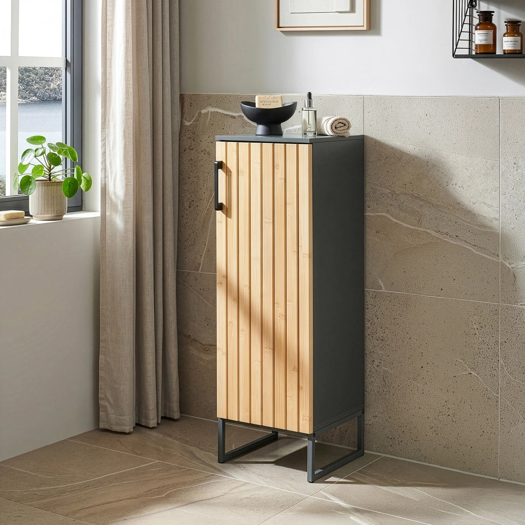 Mobile da Terra Svanes con Anta in Bambù e Ripiani per Bagno 90 x 30 x 30 cm - Grigio Scuro/Naturale [en.casa]
