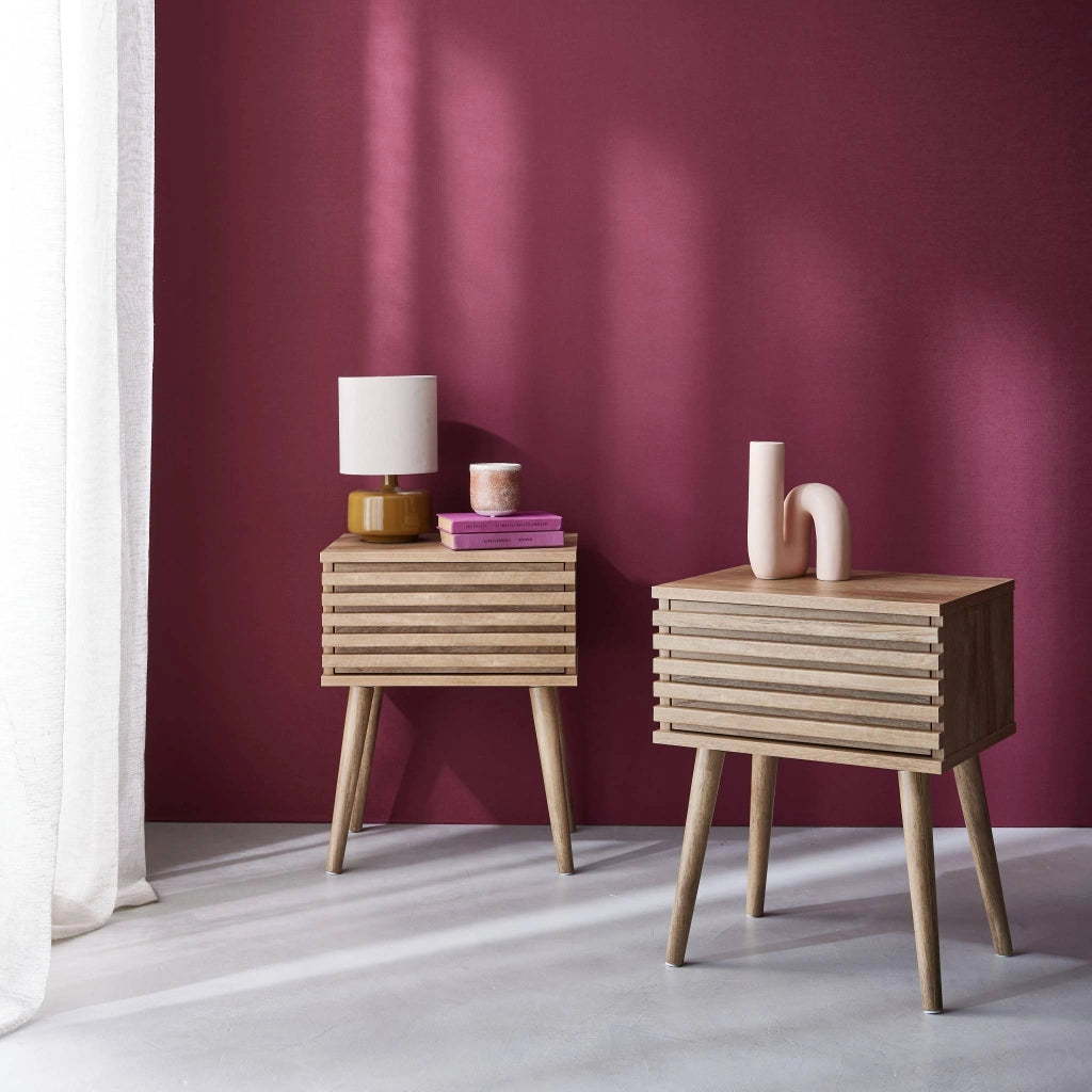 Set 2 comodini scandinavi con decoro in legno scanalato, marrone