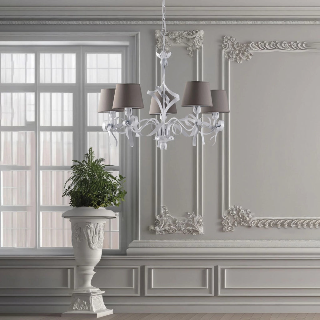 Lampadario in ferro laccato bianco con decorazione effetto shabby chic e paralumi diametro 16 in pvc tortora 5 luci