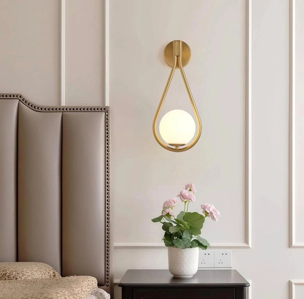 Applique da Parete LED G9 Ottone con Sfera Opalina – Lampada a Muro Design Moderno 43 cm