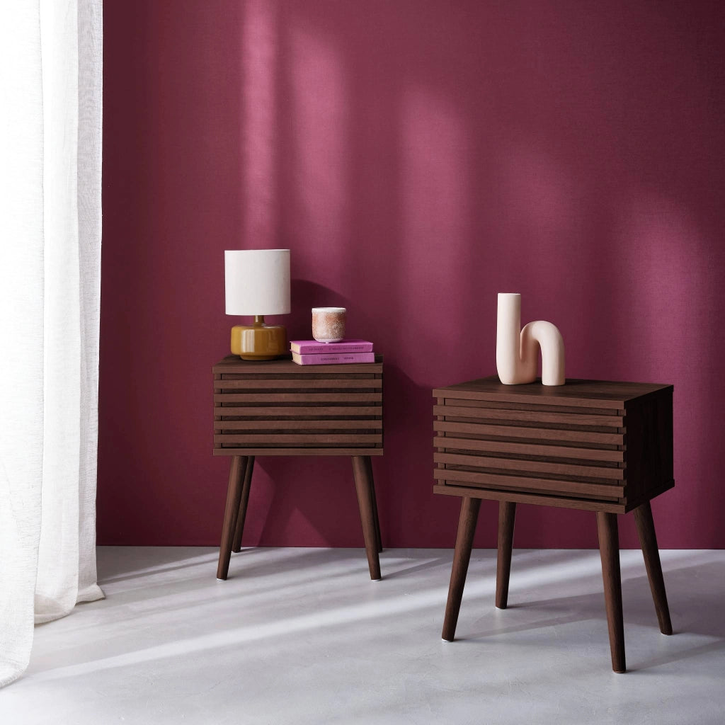 Set 2 comodini scandinavi con decoro in legno scanalato, noce