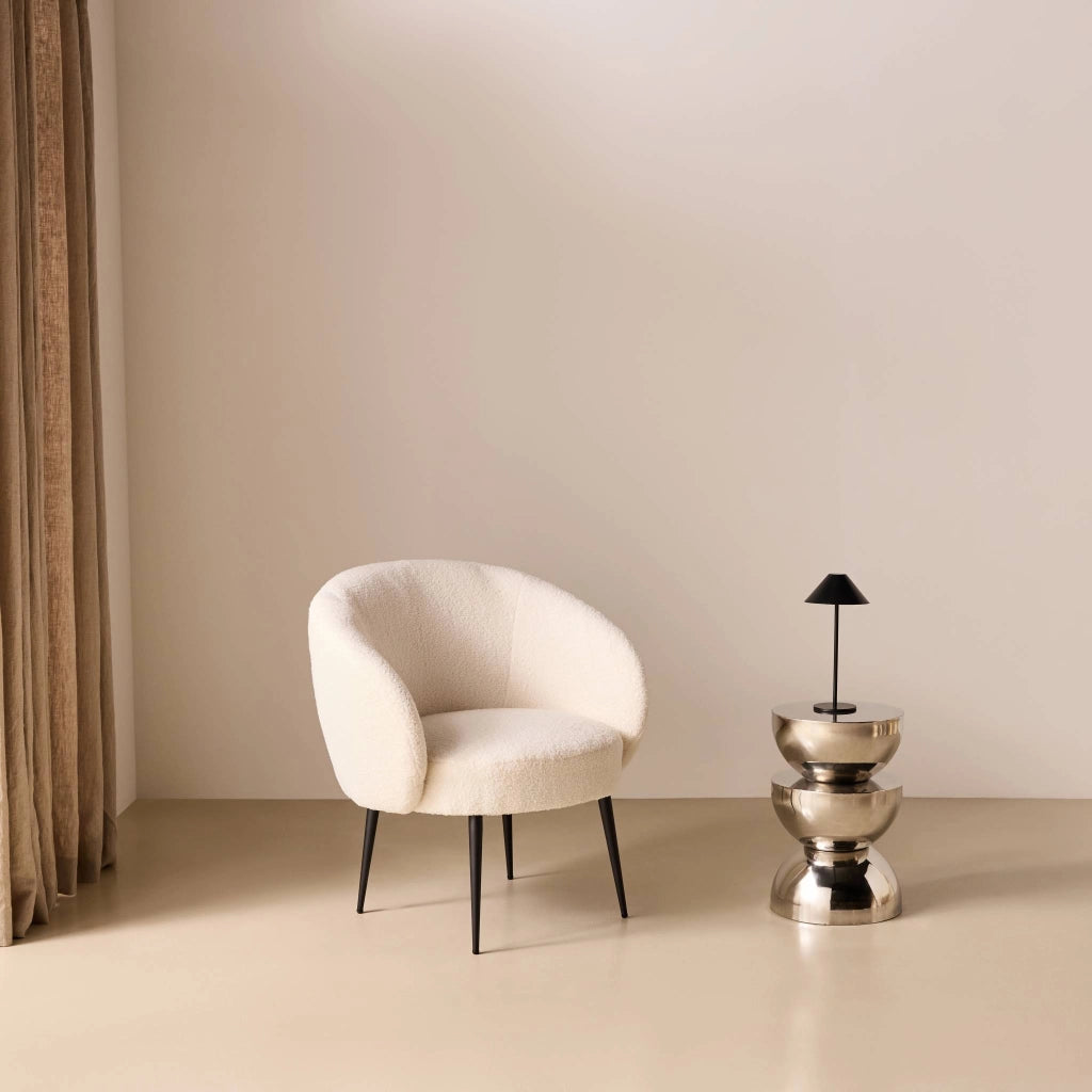 Poltrona di design in boulcé bianca e metallo, crema