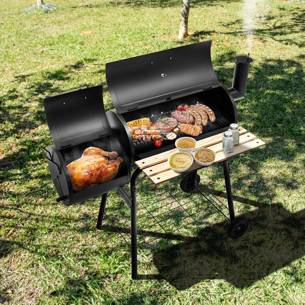 Barbecue a carbone con termometro e ruote, griglia in acciaio con camino, affumicante per esterni, con tavolo laterale e ripiano inferiore, 115 x 65 x 108 cm