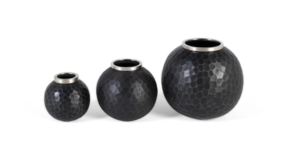 Set di tre vasi realizzati in metallo grigio scuro