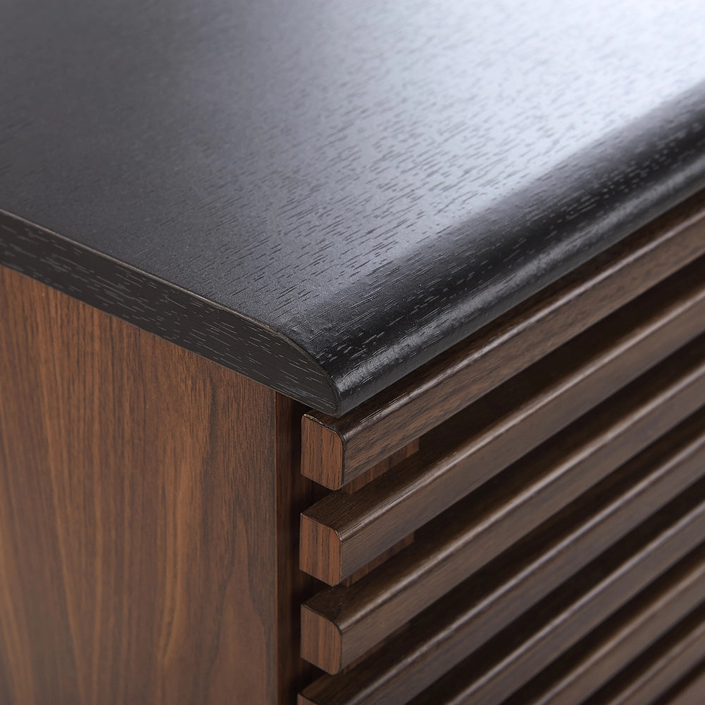 Mobile TV con finitura in legno scuro fino a 63ʺ Mobile TV con ante scorrevoli a doghe
