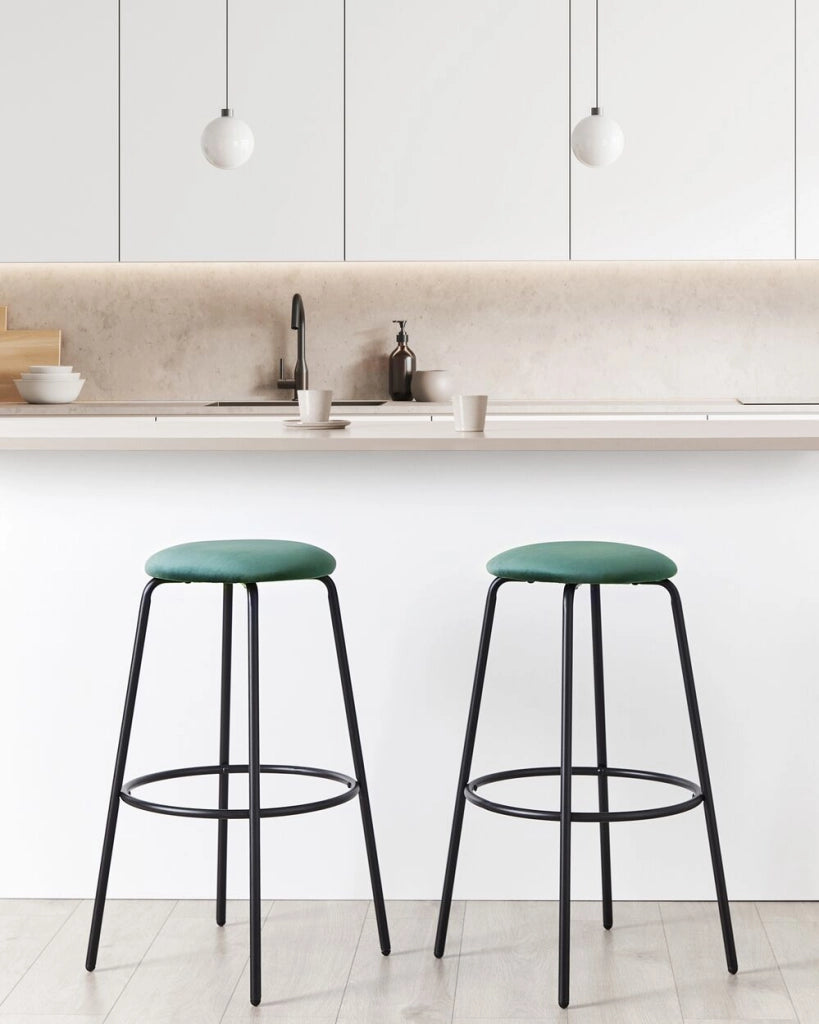 Set di 2 sgabelli da bar in velluto verde gambe in acciaio senza braccioli soggiorno salotto stile moderno