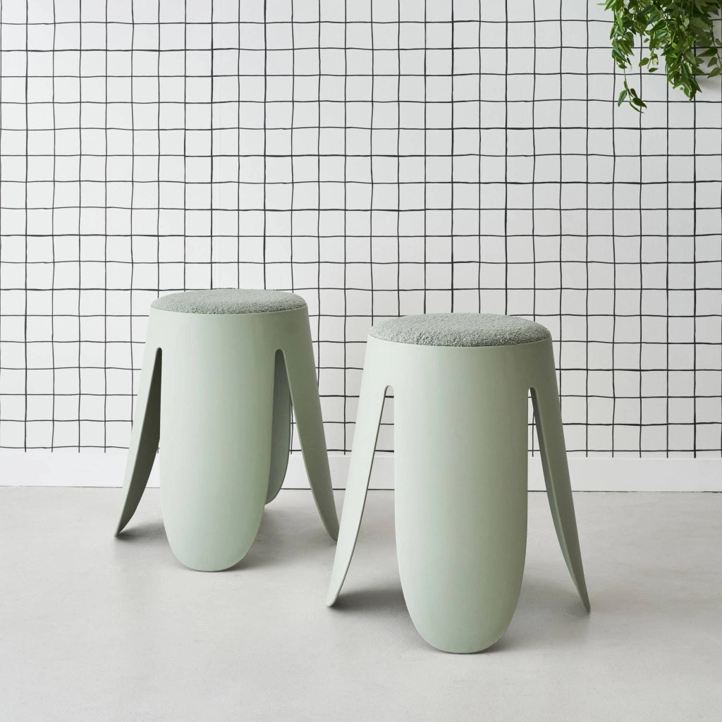 Set 2 sgabelli impilabili in bouclé, verde celadon