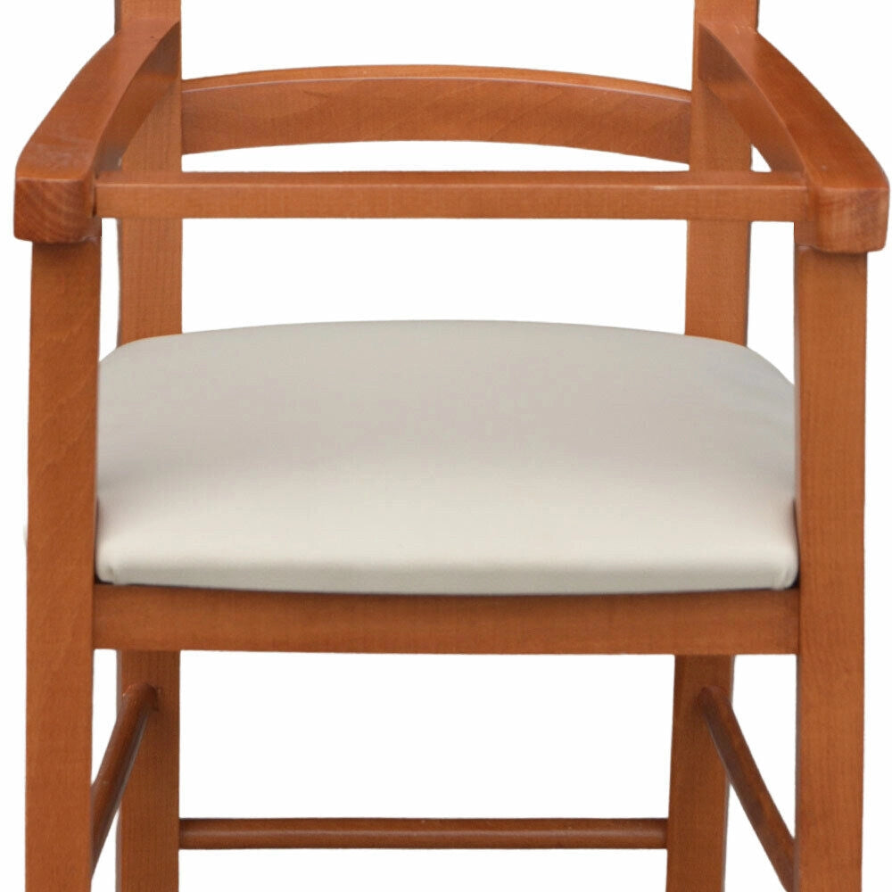 Seggiolone in legno color ciliegio con seduta imbottita in similpelle beige