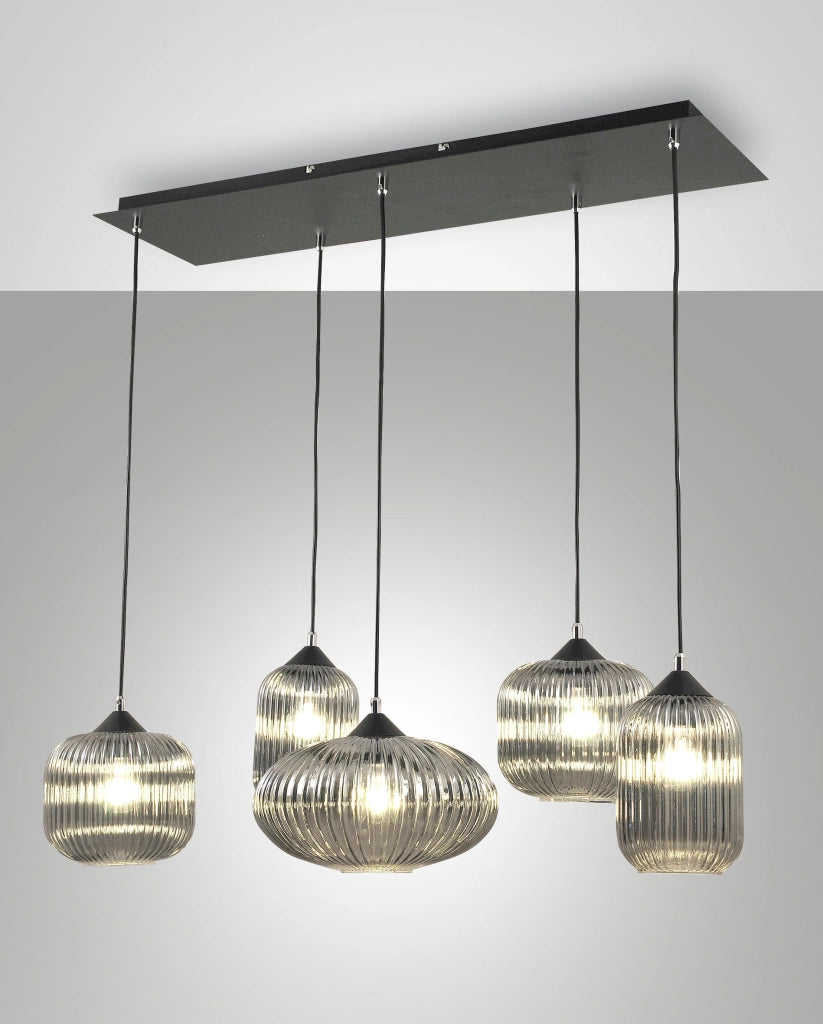 Gillis Lampada a Sospensione in Metallo e Vetro Soffiato Fumé 5x E27 40W 90x25x200cm - Design Elegante per Interni Moderni e Raffinati