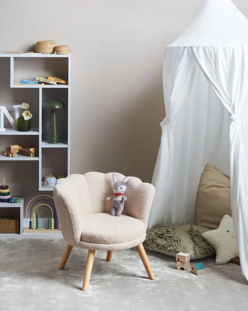 Poltrona per bambini con gambe in legno bouclè beige chiaro cameretta