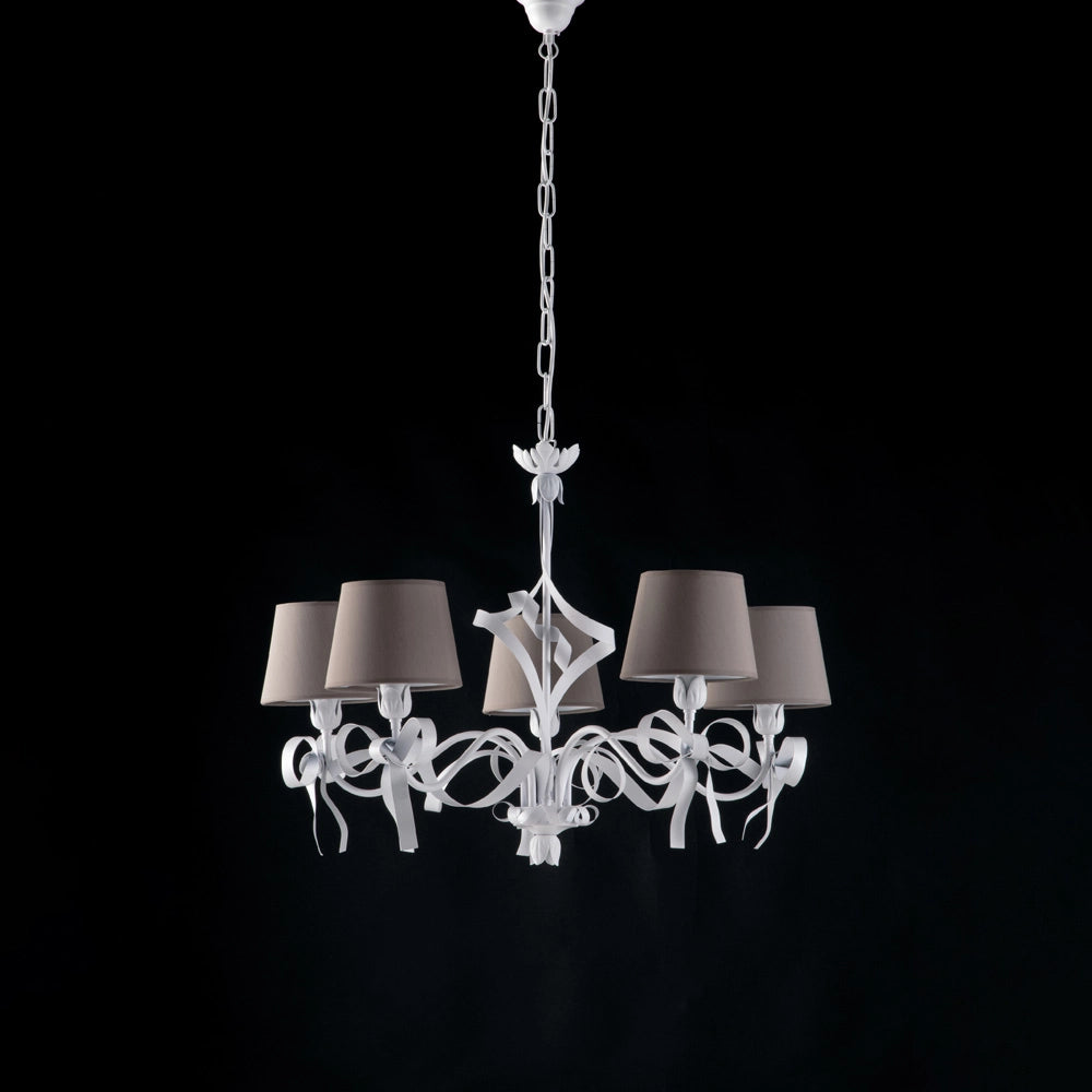 Lampadario in ferro laccato bianco con decorazione effetto shabby chic e paralumi diametro 16 in pvc tortora 5 luci