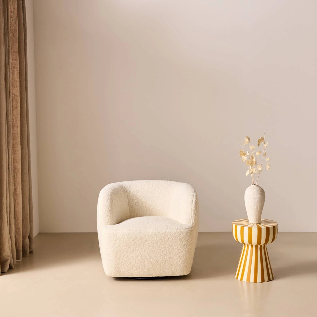 Poltrona girevole 360º in metallo e bouclé, crema