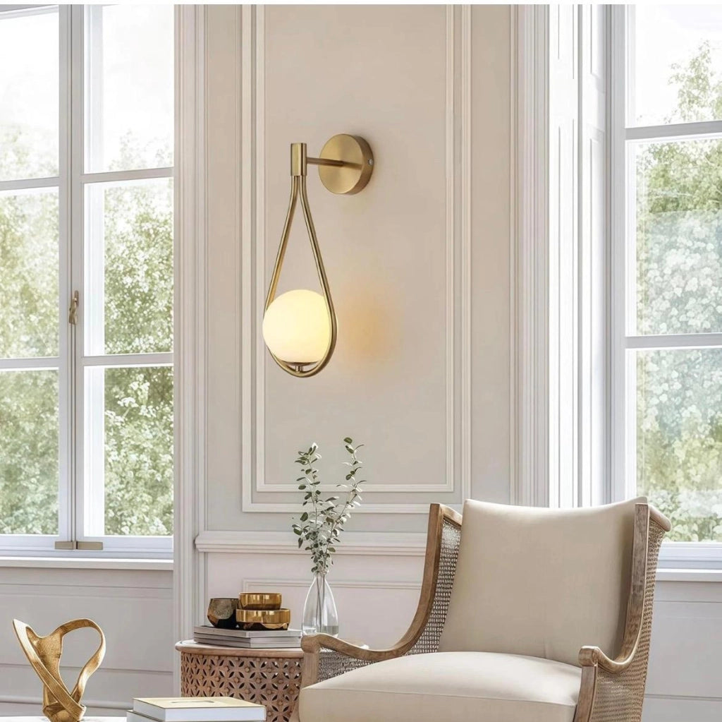Applique da Parete LED G9 Ottone con Sfera Opalina – Lampada a Muro Design Moderno 43 cm