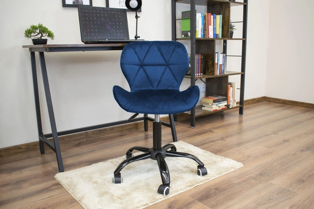 Sedia girevole in velluto Valora NOTO blu navy, design ergonomico