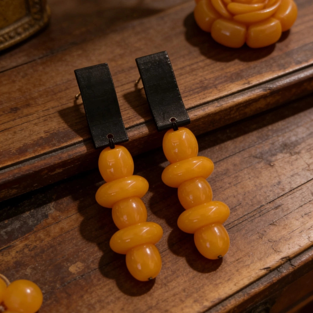 Orecchini di nicchia in stile vintage con inserti in legno nero e perline artificiali d'ambra, orecchini a lobo di lusso discreti, eleganti orecchini gialli versatili per donna.
