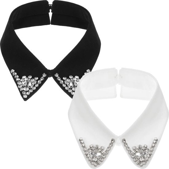 Due collari in plastica con applicazioni in vetro per donne, bianco e nero