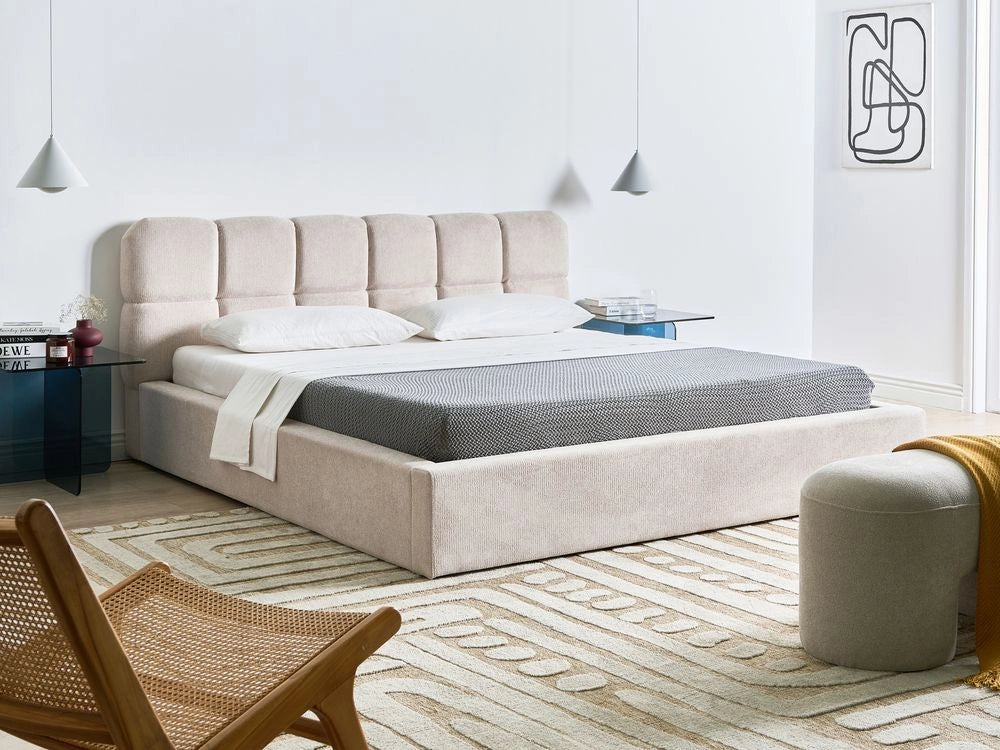 Letto 180 x 200 cm in tessuto beige chiaro, struttura imbottita, testiera con motivo a biscotto e contenitore