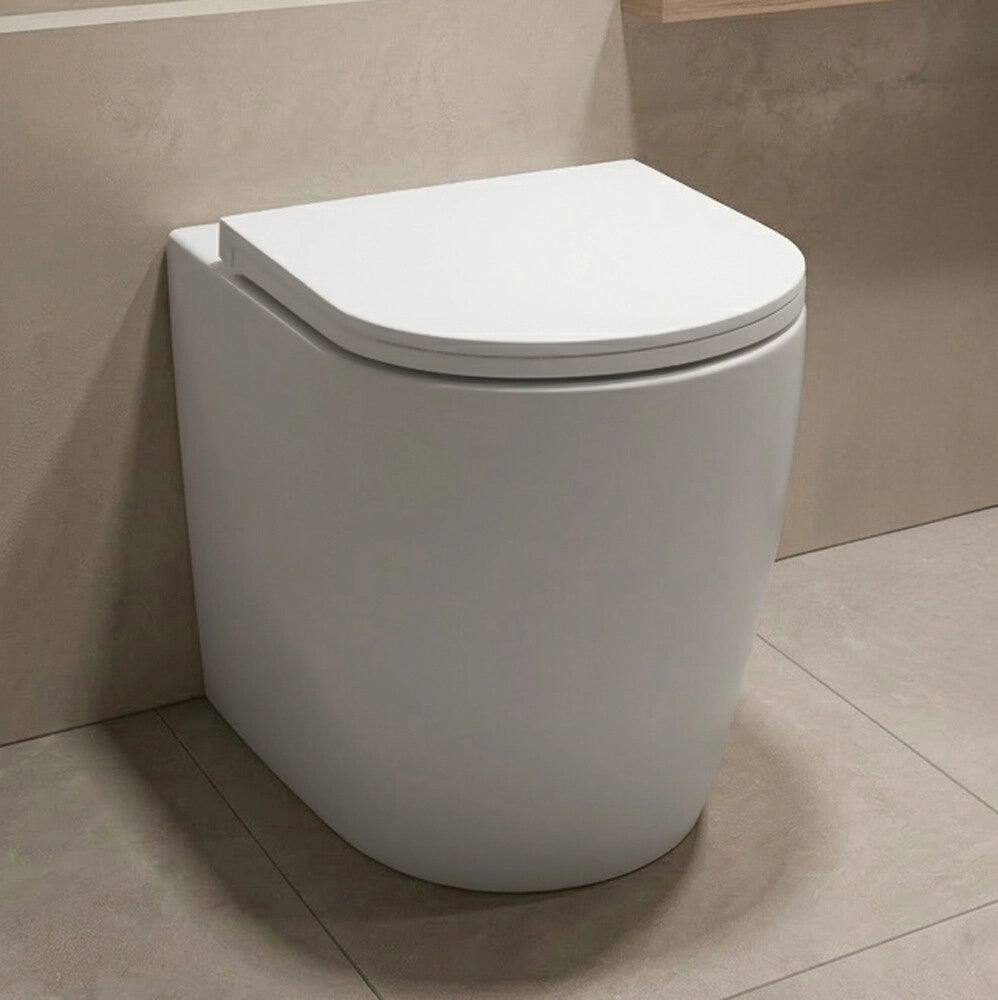 Wc filo muro P 56 cm in ceramica bianca con design ovale e scarico rimless Velora