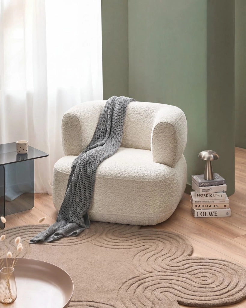 Accogliente Poltrona in Tessuto Chenille di Poliestere Beige Chiaro con Schienale Curvo Design Moderno Scandinavo