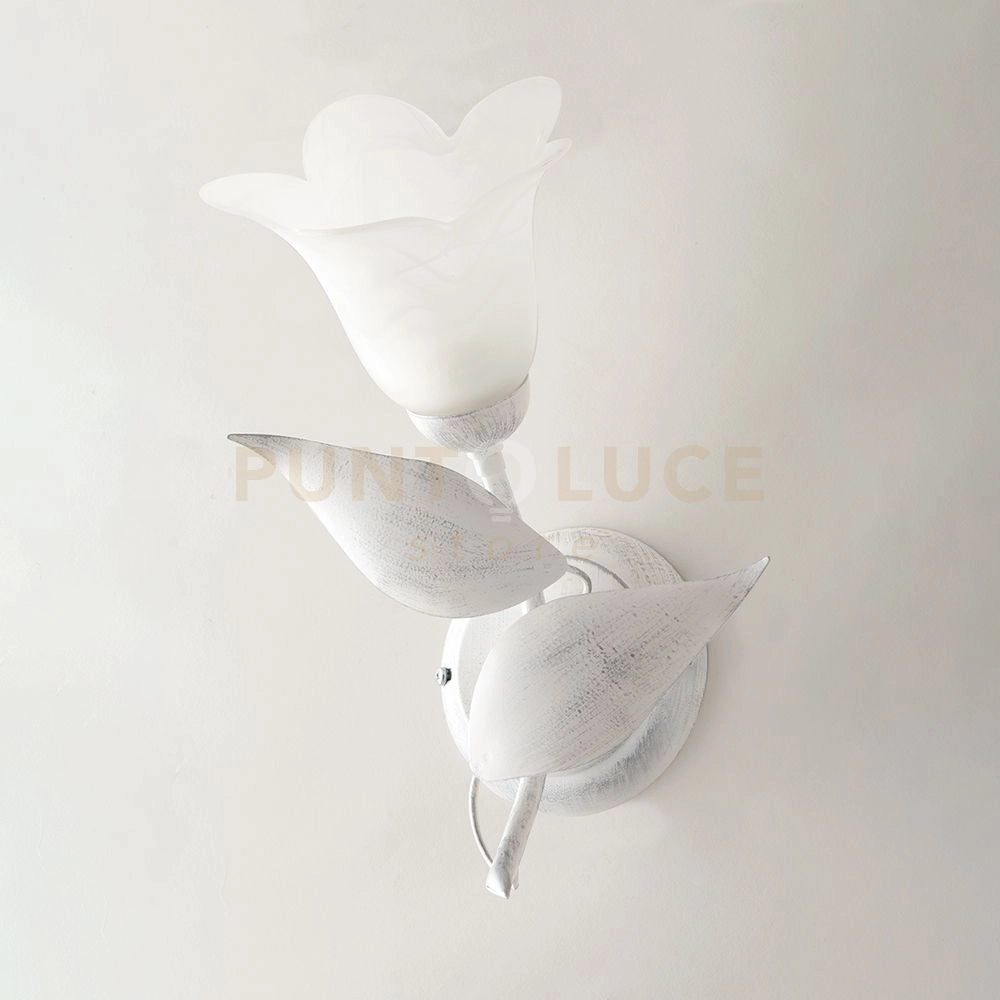 Applique in ferro laccato bianco con decorazione argento antico e diffusore in vetro diametro 14 alabastro bianco 1 luce